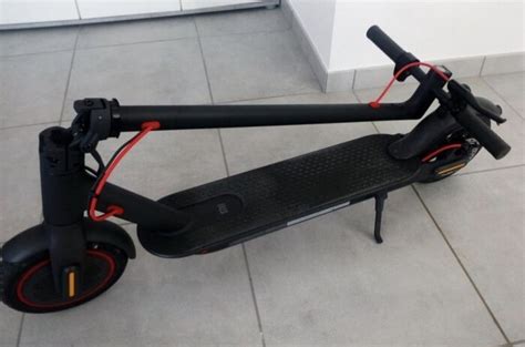 Photo de la Xiaomi M365 Pro pliée, mettant en évidence son système de pliage