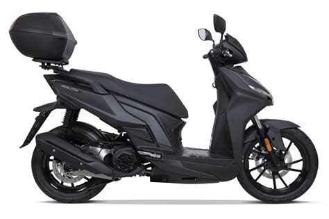 Photo du Kymco Agility S 125 mettant en avant sa signature lumineuse LED