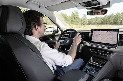 Vue intérieure du nouveau Tiguan 2024, mettant en avant le grand écran tactile et le tableau de bord numérique.