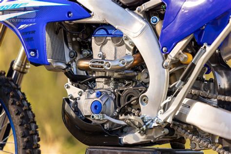 Schéma général de la Yamaha WR250F, mettant en évidence les composants principaux comme le moteur, la suspension et le cadre.