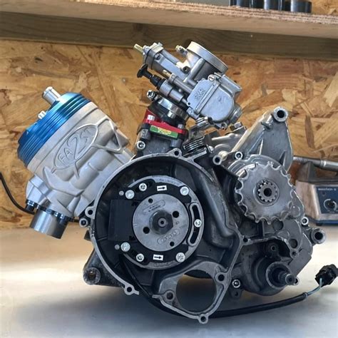 Illustration d'un MBK 51 customisé avec un moteur AM6
