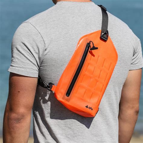 Comparaison visuelle entre une sacoche étanche et une sacoche non étanche pour outils de moto.