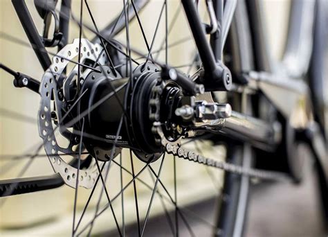 Schéma illustrant les différents types de moyeux Shimano Nexus avec indications du nombre de vitesses et des types de freins compatibles.