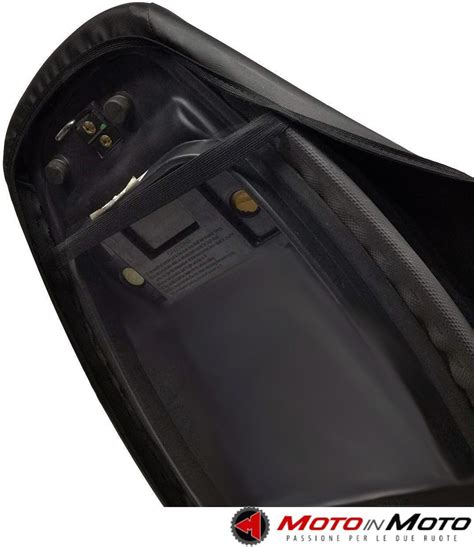 Vue détaillée d'une selle monoplace Piaggio avec option de sangle pour usage biplace occasionnel.