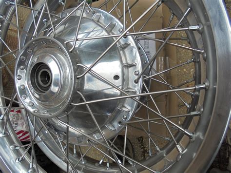 Rayonnage d'une roue de moto ancienne