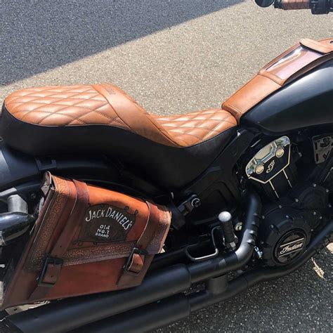 Selle de moto refaite artisanalement