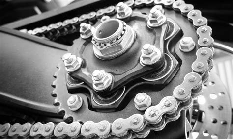 Schéma comparant la largeur des chaînes et l'espacement des pignons pour différentes générations de transmissions de vélo