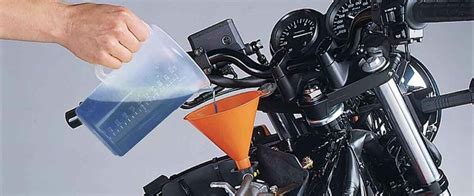 Flacque de liquide de refroidissement coloré sous une moto garée