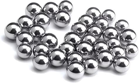 Comparaison visuelle de différents matériaux utilisés pour les billes de roulement : acier, céramique, plastique