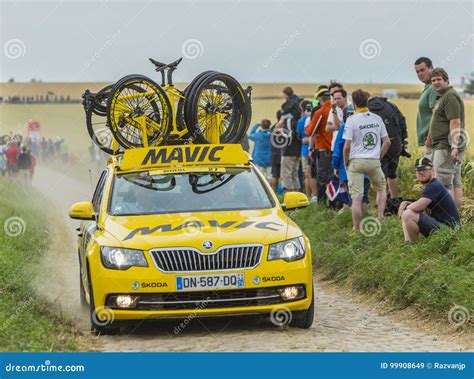 Voiture d'assistance Mavic moderne sur le bord de la route du Tour de France.