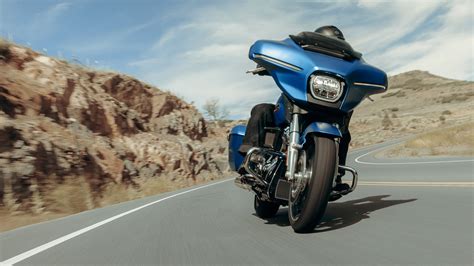Photo d'une Harley-Davidson Street Glide en mouvement sur une route panoramique