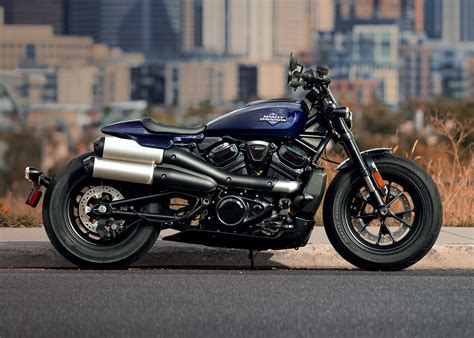 Photo de l'échappement monté sur une moto Harley-Davidson Sportster, mettant en valeur son design racing et sa finition noire mate