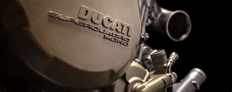 Infographie détaillée du moteur Ducati Superquadro Mono, montrant ses composants clés comme le piston, les soupapes et la distribution desmodromique