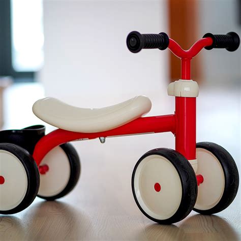 Vue rapprochée des quatre roues d'une draisienne à 4 roues