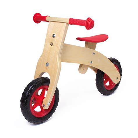 Image d'un enfant utilisant une draisienne en bois.
