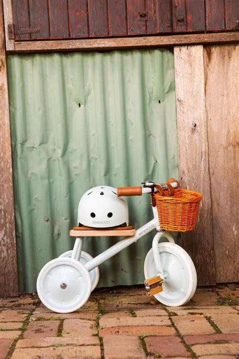 Photo d'un tricycle rétro Banwood avec un enfant.