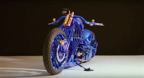 Gros plan sur la bague Dizzler montée sur le guidon de la Harley-Davidson Blue Edition.