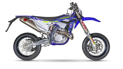Photo des motos KTM et Husqvarna Supermotard lors du test du ContiAttack SM 2 sur circuit