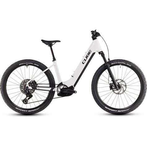 Femme utilisant un vélo électrique Cube pour une balade en ville