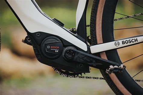 Gros plan sur le moteur Bosch intégré dans le cadre d'un vélo Cube