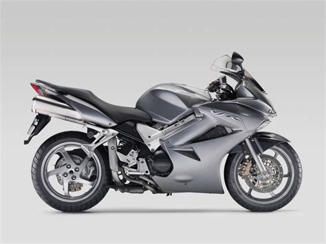 Design affûté de la Honda VFR 800 ABS 2007 avec un carénage enveloppant et un look sportif.
