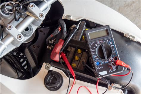 Photo montrant la déconnexion de la batterie d'une moto