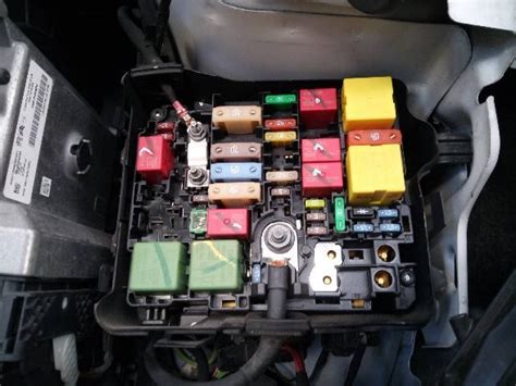 Vue détaillée de la boîte à fusibles et de ses vis de fixation