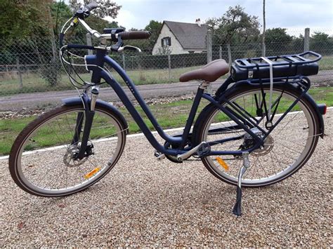 Schéma des composants principaux du vélo électrique Elops 900E : moteur, batterie, contrôleur, écran LCD, freins, éclairage.