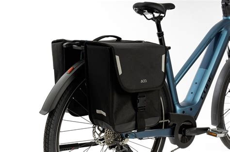 Cyclotouriste avec des sacoches latérales sur porte-bagages