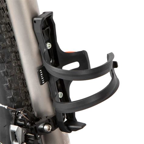 Vue rapprochée d'un bidon de rangement fixé sur le cadre d'un vélo