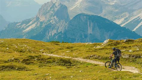 Cycliste en action sur un sentier de trail avec un VTT tout suspendu