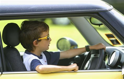 Enfant au volant d'une voiture de sport sur un circuit avec un instructeur à côté