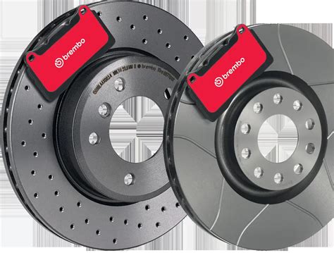 Vue de détail des étriers de frein Brembo et des disques pétales sur l'Aprilia Dorsoduro