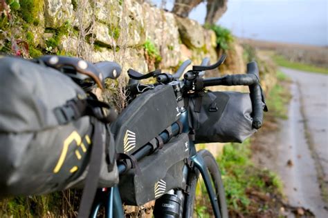 Illustration comparant différents types de sacoches : traditionnelles, bikepacking, remorque.