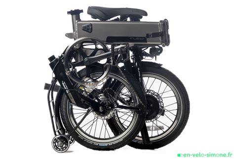 Infographie montrant les étapes clés du pliage d'un vélo pliant