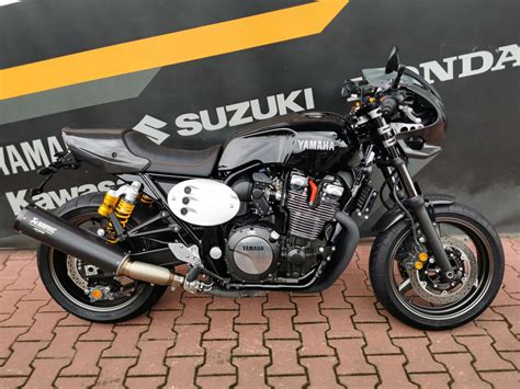 Une Yamaha XJR 1300 Racer avec sa tête de fourche caractéristique et ses guidons-bracelets