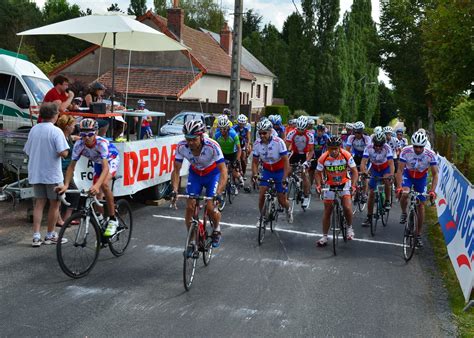 Photo d'une course cycliste UFOLEP avec de nombreux participants.
