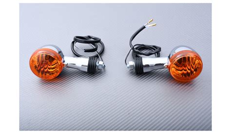 Illustration comparative de clignotants d'origine orange et de cabochons blancs ou fumés sur une Suzuki Intruder VL800.