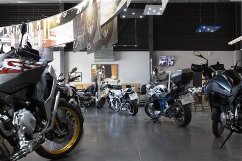 Photo de l'intérieur d'une concession moto moderne et accueillante