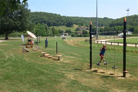 Photo du module de jeu Big Foot en forme d'empreinte de pied, installé sur un parcours aventure.