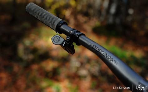 Infographie expliquant le fonctionnement interne d'une tige de selle télescopique hydraulique type RockShox Reverb.