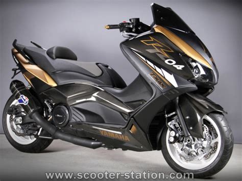Schéma stylisé du Yamaha TMAX 530 R Carbon Edition mettant en avant ses éléments de personnalisation