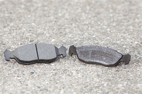 Illustration de plaquettes de frein usées sur un scooter