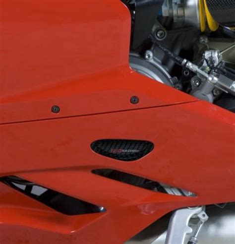 Photo de la protection de carter moteur en carbone montée sur une Ducati Hypermotard 1100