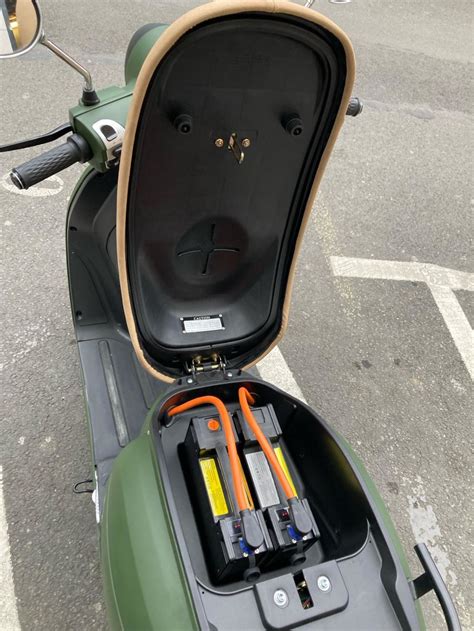 Conception de la boîte à batterie sous la selle du café racer