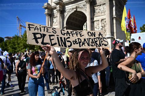 Manifestants défilant dans les rues de Paris avec des pancartes et des banderoles
