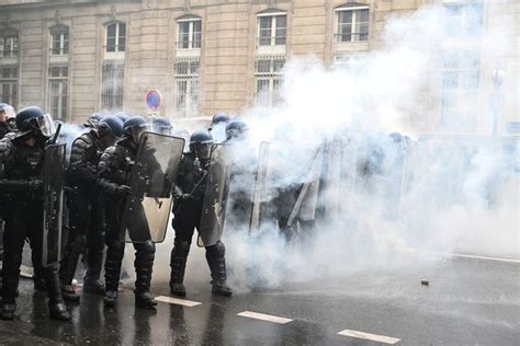Image montrant des forces de l'ordre utilisant des gaz lacrymogènes lors d'une manifestation