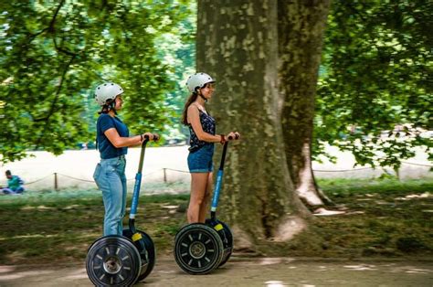 Personnes participant à une visite guidée en Segway dans une forêt