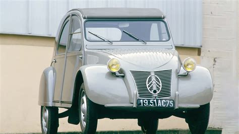 Collection de voitures anciennes emblématiques : de la Citroën 2CV à la Porsche 911, illustrant la diversité du patrimoine automobile.