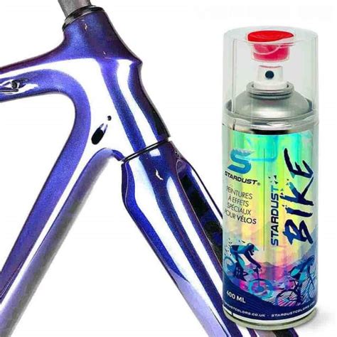 Photo d'un kit de retouche de peinture pour vélo comprenant peinture, vernis et applicateurs.